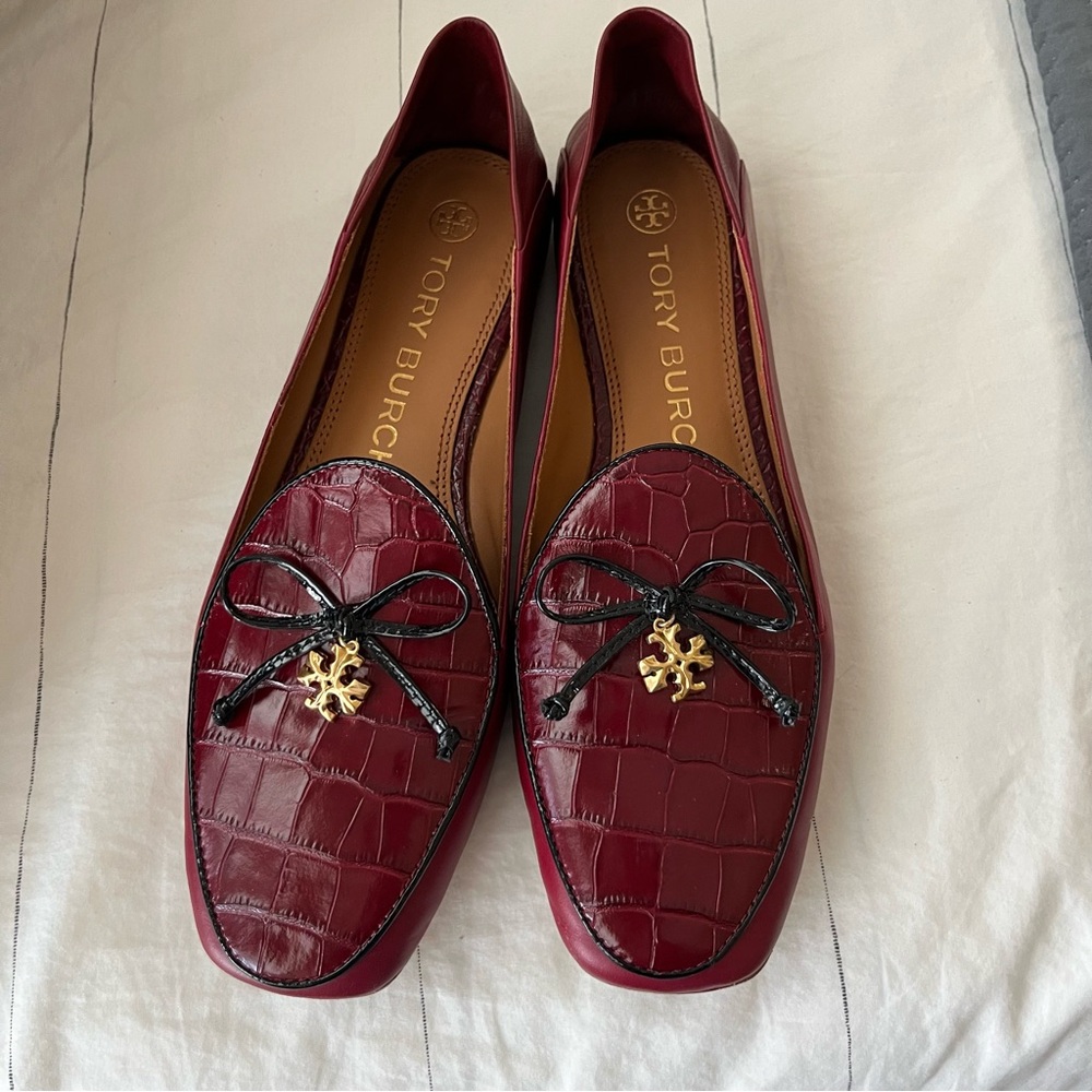 Tory Burch Women's Croc Embossed Loafers with Gold Charm Size 8 - Picture 2 of 12